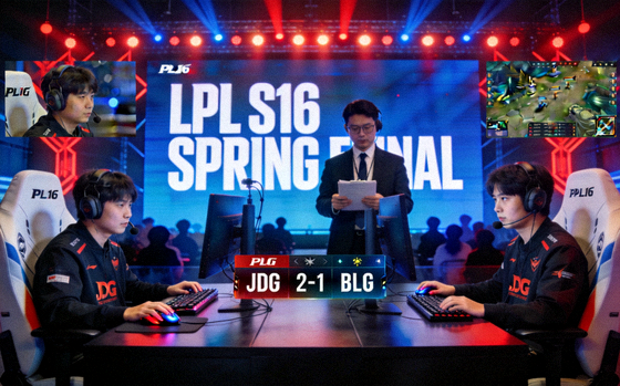 LPL S16 春季赛决赛现场选手对战的电竞直播画面